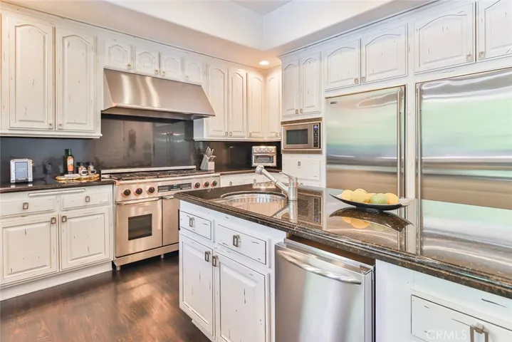 5427 Encino Avenue, Encino, California 91316