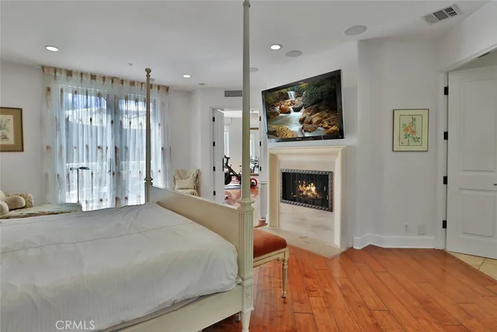 5427 Encino Avenue, Encino, California 91316