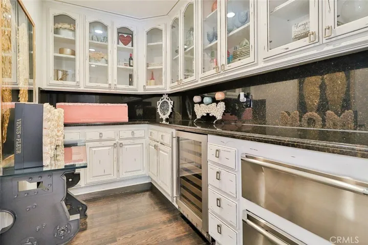 5427 Encino Avenue, Encino, California 91316
