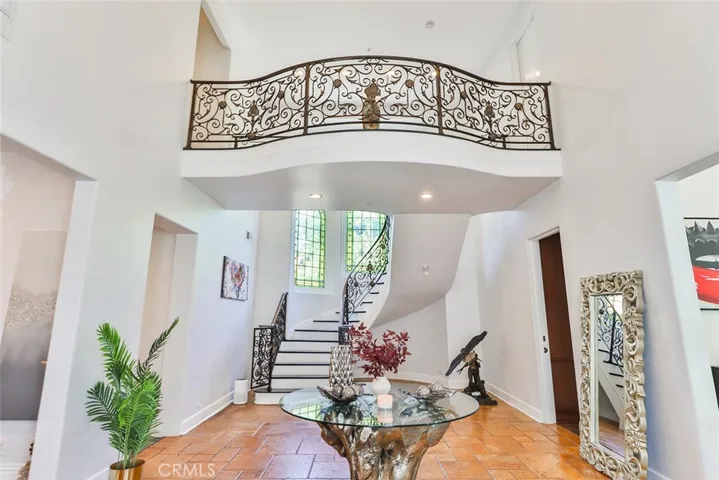 5427 Encino Avenue, Encino, California 91316
