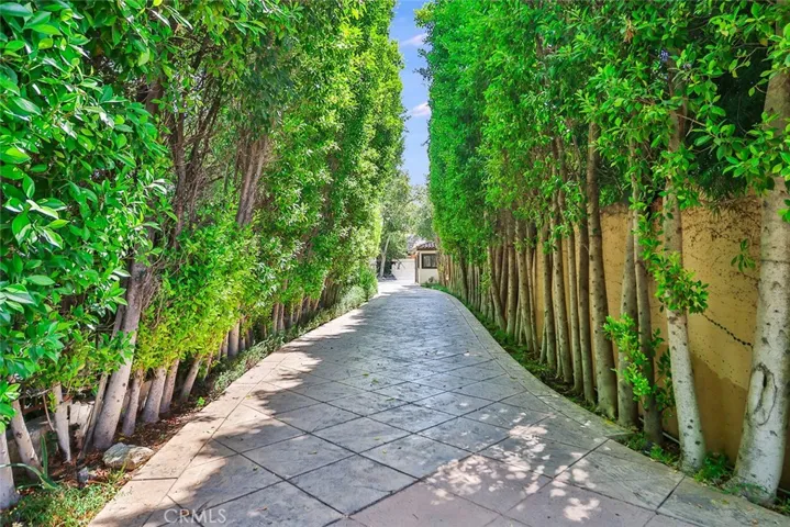 5427 Encino Avenue, Encino, California 91316