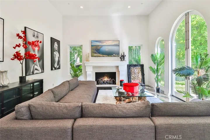 5427 Encino Avenue, Encino, California 91316