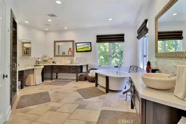 5427 Encino Avenue, Encino, California 91316