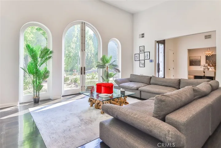 5427 Encino Avenue, Encino, California 91316