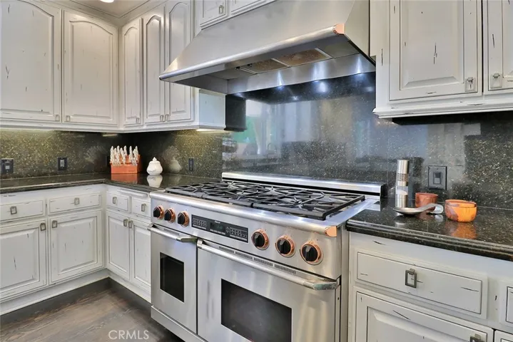 5427 Encino Avenue, Encino, California 91316
