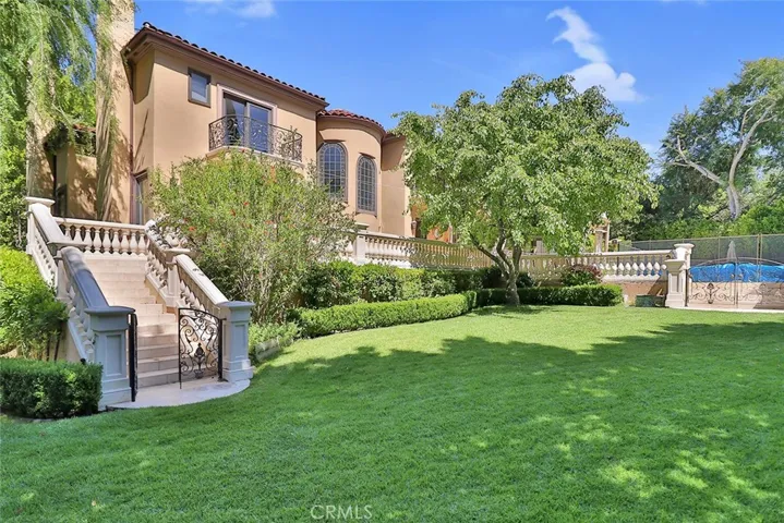 5427 Encino Avenue, Encino, California 91316