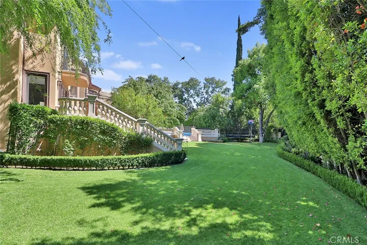 5427 Encino Avenue, Encino, California 91316