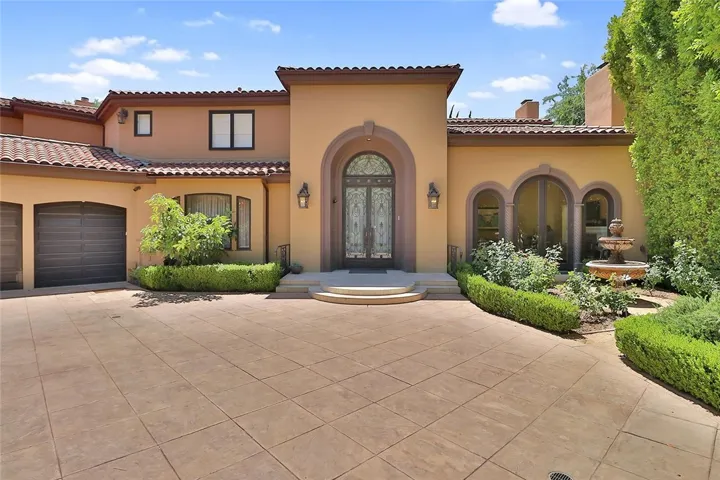 5427 Encino Avenue, Encino, California 91316