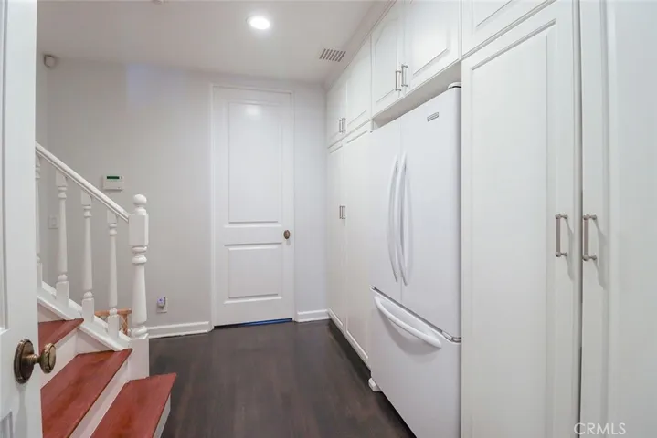 5427 Encino Avenue, Encino, California 91316