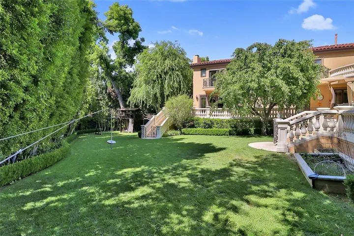 5427 Encino Avenue, Encino, California 91316
