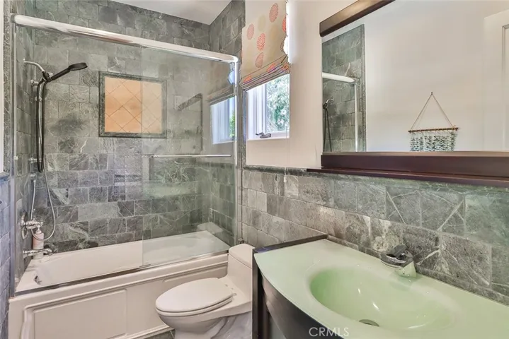 5427 Encino Avenue, Encino, California 91316