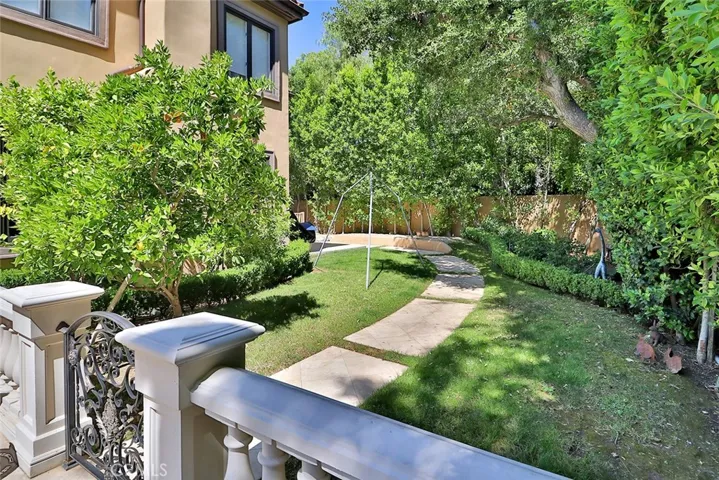 5427 Encino Avenue, Encino, California 91316