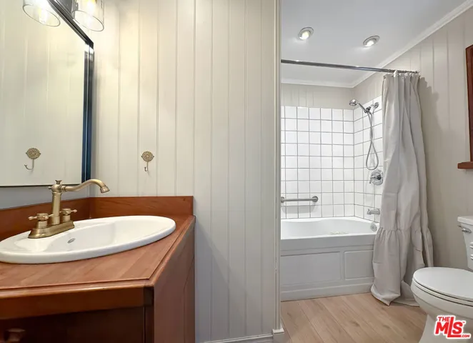 2ND ON-SUITE BATHROOM UPSTAIRS
