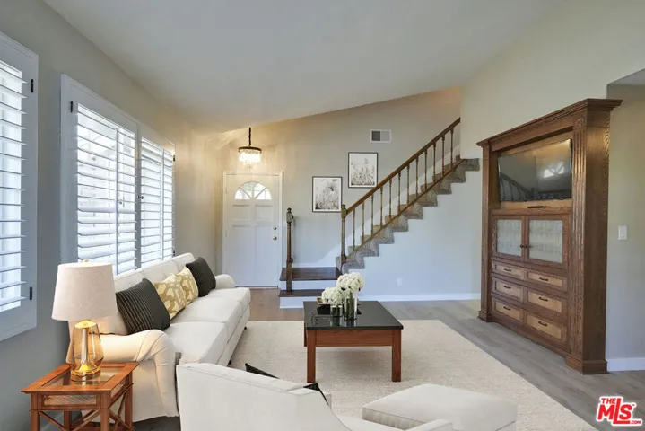 Living area high ceilings