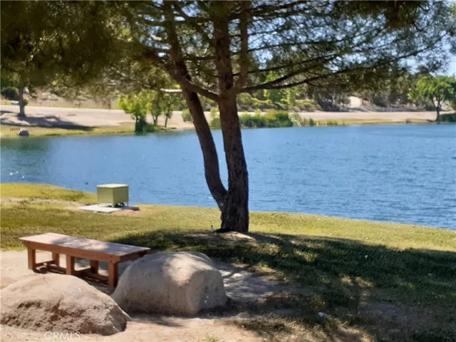 HOA Amenities , areas to sit and enjoy Lake