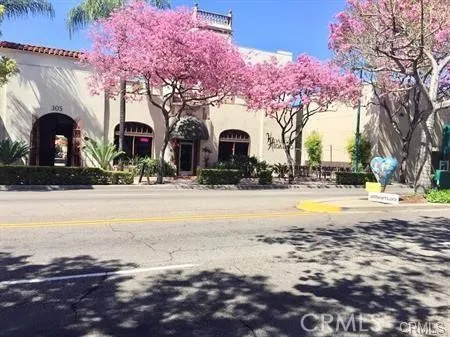 Downtown Fullerton is a walkable village featuring locally owned boutiques, restaurants, a growing craft beer scene and a weekly farmers market.