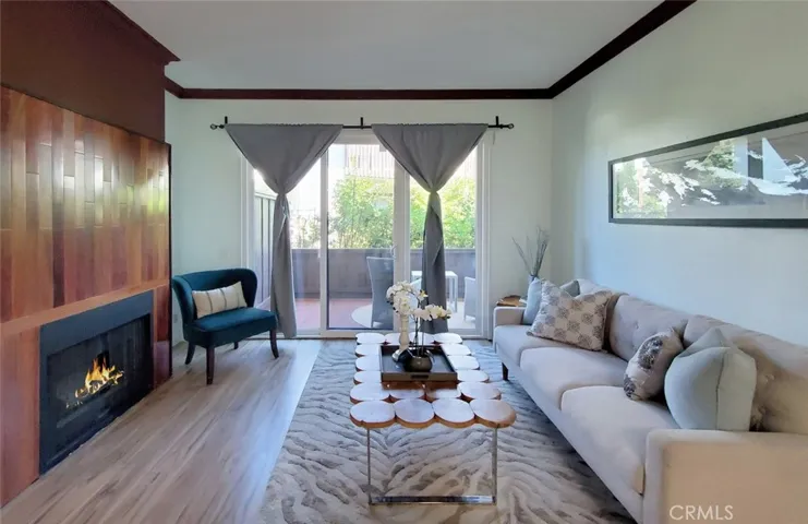Living room with ffireplac