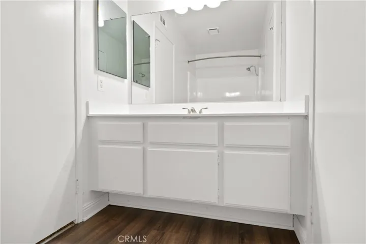 Jack and Jill bathroom 
(Between bedrooms 1 and 2)