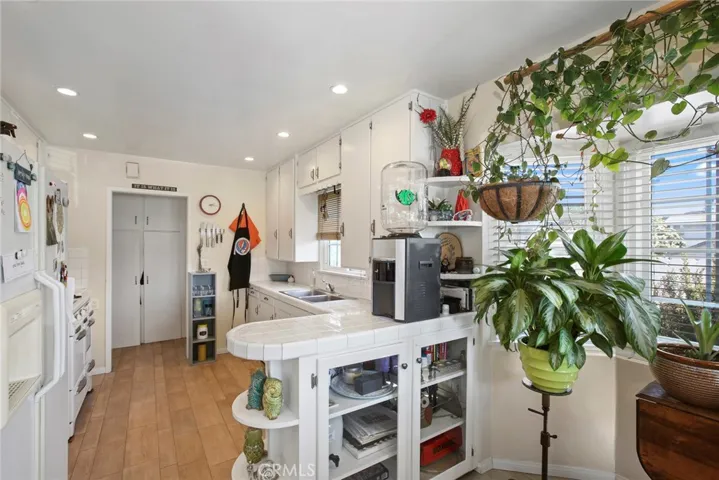 Front Unit - Kitchen