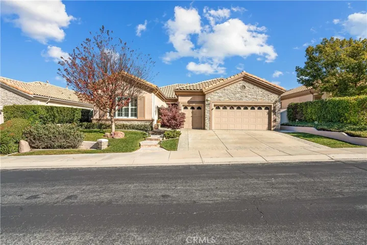 Gorgeous Emerald has Oversized 2-Car Garage AND a Golf Cart Garage