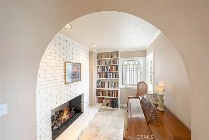 Multiple cozy fireplaces, library/reading nook/piano/media room