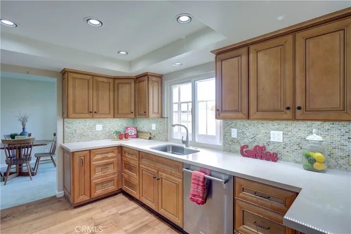 Beautiful glass backsplash with quartz counters