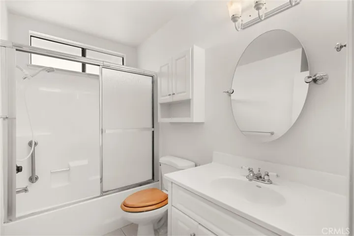 Hall bath with tub