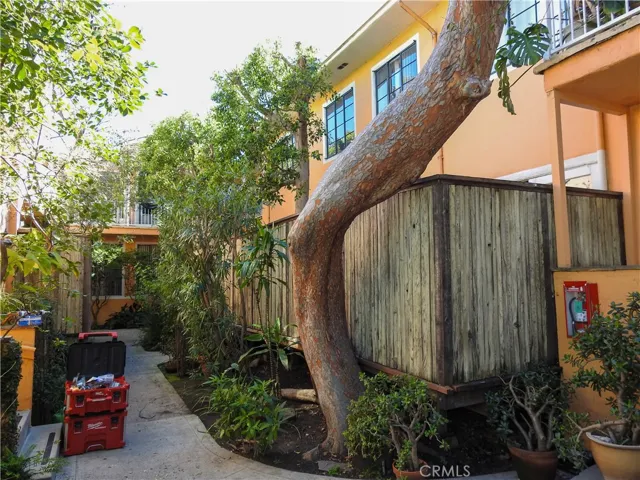 1260 N Hayworth Avenue, West Hollywood, California 90046