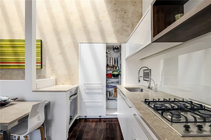 19 4th Court, Hermosa Beach, California 90254