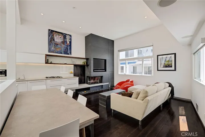 19 4th Court, Hermosa Beach, California 90254