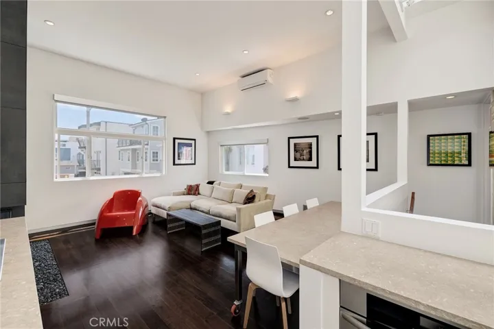 19 4th Court, Hermosa Beach, California 90254