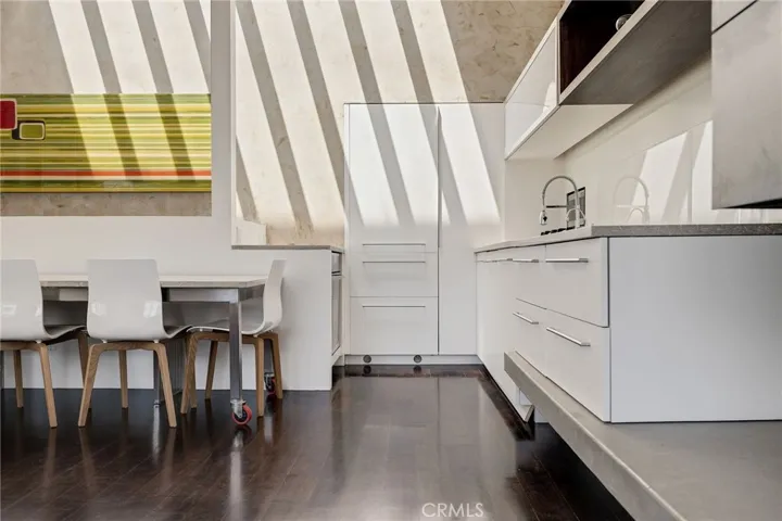 19 4th Court, Hermosa Beach, California 90254