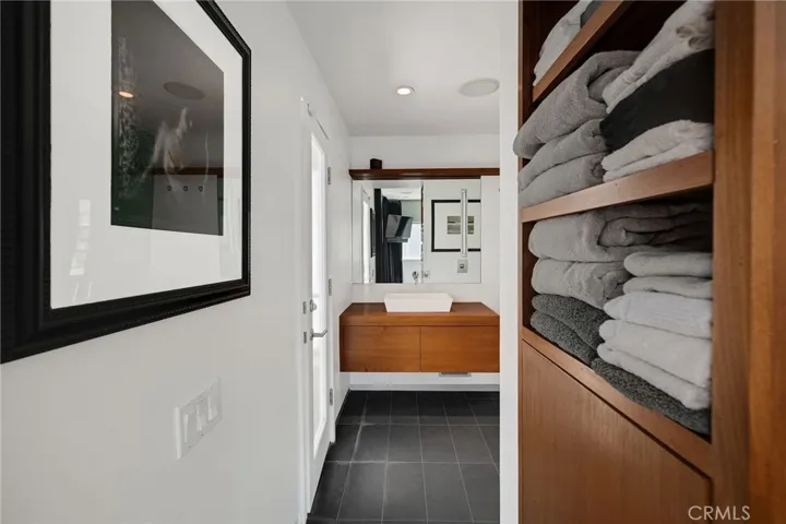 19 4th Court, Hermosa Beach, California 90254
