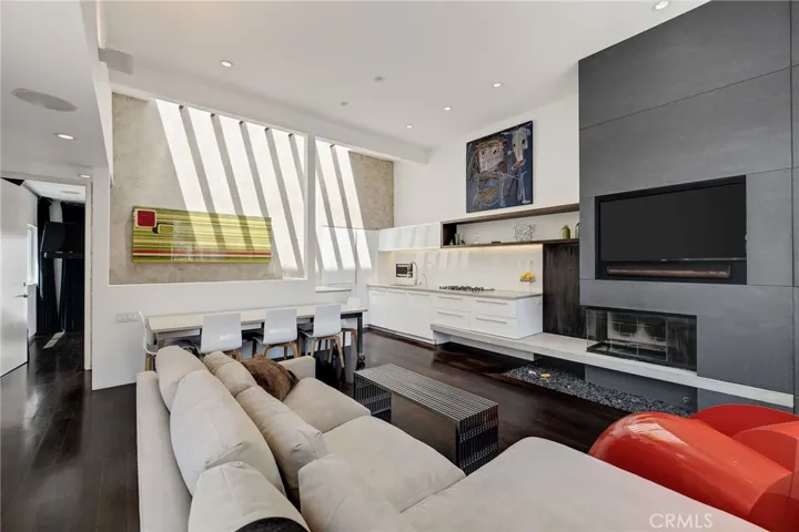 19 4th Court, Hermosa Beach, California 90254