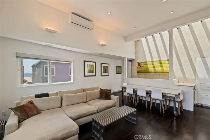 19 4th Court, Hermosa Beach, California 90254