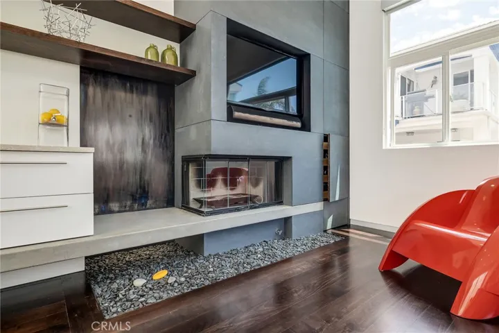 19 4th Court, Hermosa Beach, California 90254