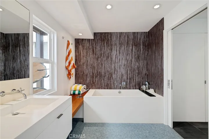 19 4th Court, Hermosa Beach, California 90254