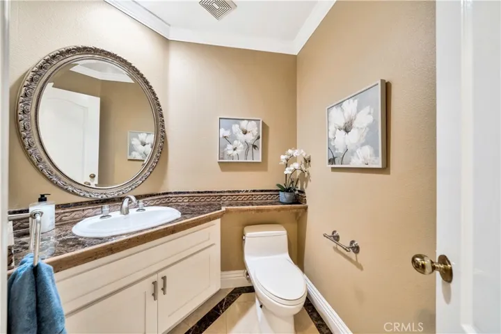 Upstairs Full Bathroom