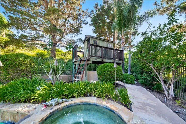 Tree House Overlooking Pool