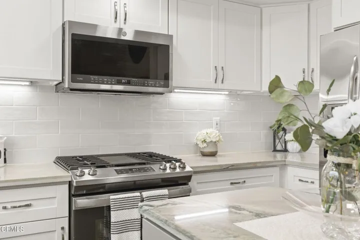 12-web-or-mls-Upmarketmedia_1635Dap-54