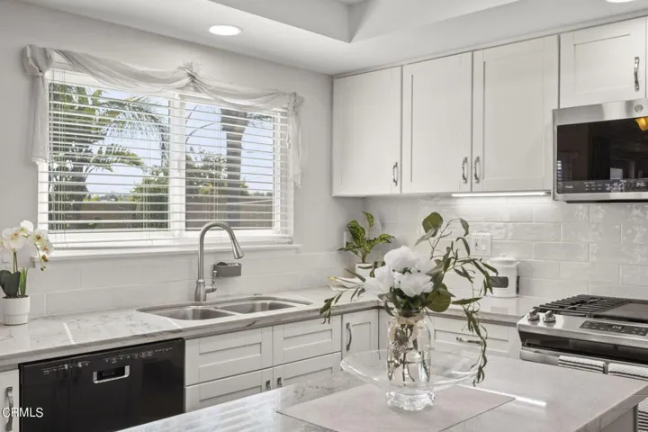 14-web-or-mls-Upmarketmedia_1635Dap-48