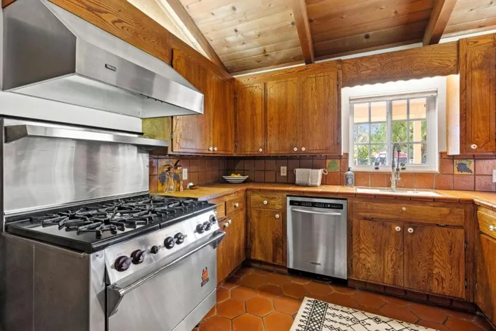 10595 Foothill Avenue, Gilroy, California 95020