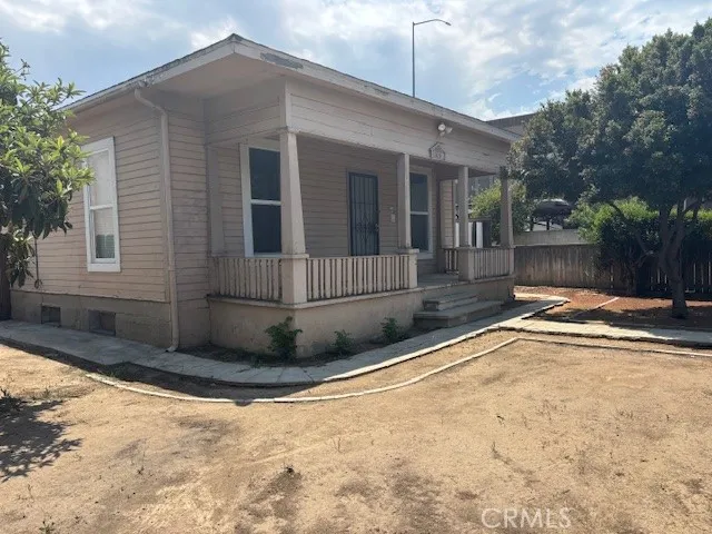 115 N Victoria Avenue, Corona, California 92879 home-pic-2