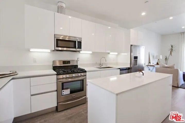 1038 S Mariposa Avenue 203, Los Angeles, California 90006