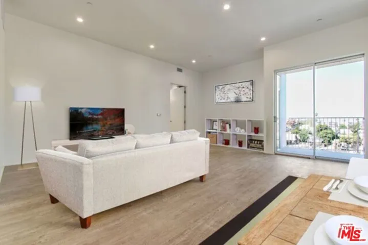 1038 S Mariposa Avenue 203, Los Angeles, California 90006