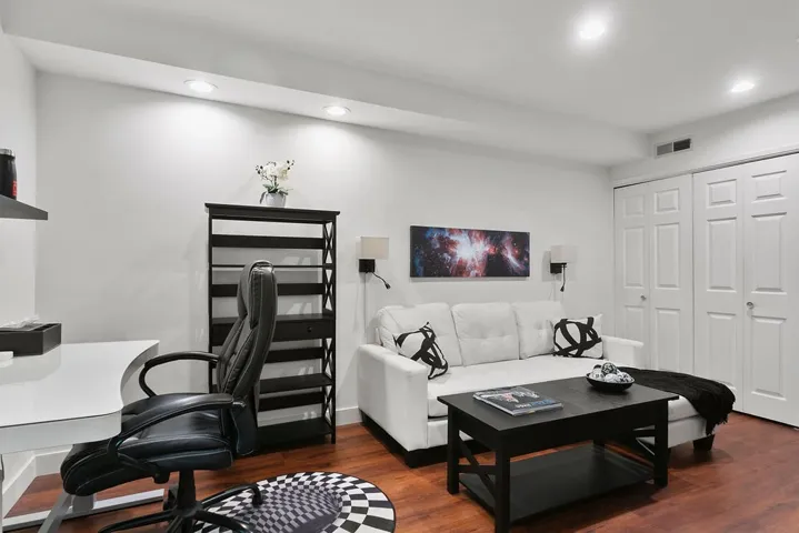 137 N Oak Knoll Avenue 9, Pasadena, California 91101