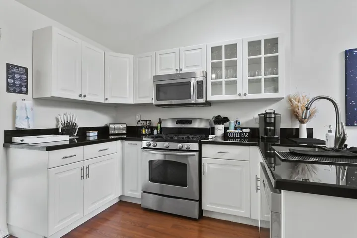 137 N Oak Knoll Avenue 9, Pasadena, California 91101