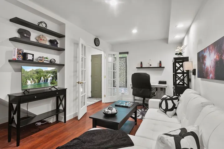 137 N Oak Knoll Avenue 9, Pasadena, California 91101