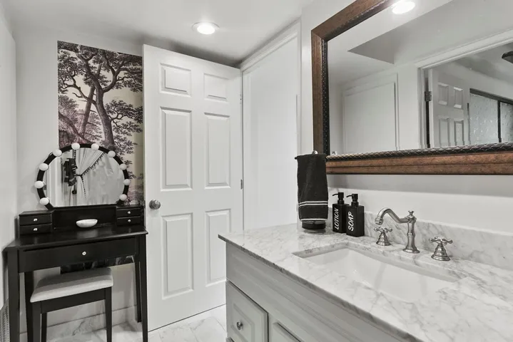137 N Oak Knoll Avenue 9, Pasadena, California 91101