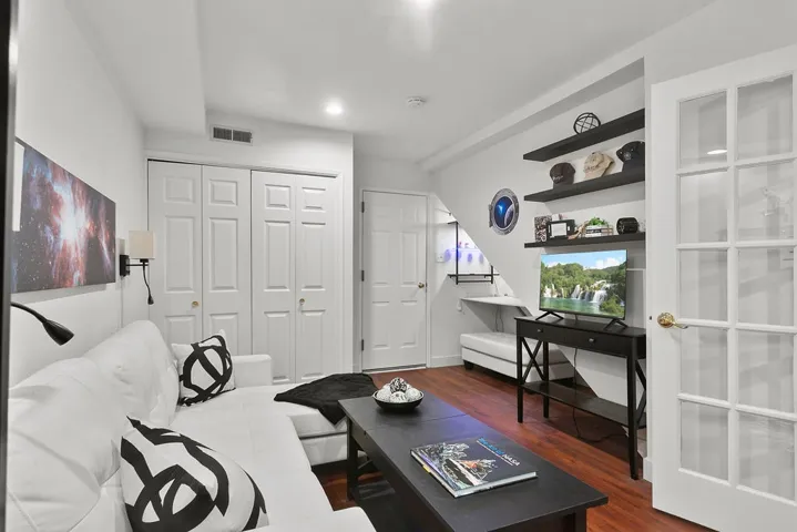 137 N Oak Knoll Avenue 9, Pasadena, California 91101